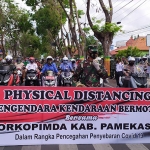 Bupati Pamekasan bersama Forkopimda saat launching penerapan marka physical distancing di traffic light. (foto: ist).