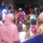 Jasad Halimah dikerumuni sanak saudara sebelum dimandikan di rumah duka. foto: hadi prayitno/ BANGSAONLINE