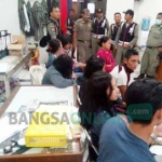 Petugas Dinas Satpol PP ketika mendata para pelanggar Perda. foto: SYUHUD/ BANGSAONLINE