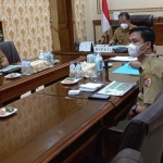 Bupati Jember Hendy Siswanto saat mengikuti rapat pembahasan potensi komoditas ekspor pertanian bersama Menteri Pertanian Dr. Syahrul Yasin Limpo, S.H., M.Si., M.H., secara daring di Pendopo Wahyawibawagraha Jember, Selasa (27/7/2021).