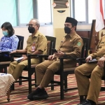 Mewakili Kota Pasuruan, Wakil Wali Kota Pasuruan Adi Wibowo (Mas Adi) didampingi Kepala Dinkes, Pj. Sekda, dan Kepala Dispendik mengikuti rakor persiapan pembelajaran tatap muka di Ruang Rapat Untung Suropati Kota Pasuruan.