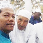 Pak Dur/Gus Dur saat berada di Masjidil Haram menjalankan Rukun Islam yang ke lima.