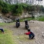 Bekas galian tambang batu yang kini jadi danau mendadak viral di kalangan pemuda Kalisat, Jember.