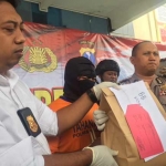 Kapolres Kediri AKBP Erick Hermawan bersama barang bukti dan juga pelaku saat menggelar jumpa pers. foto: ARIF K/ BANGSAONLINE