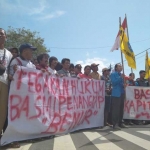 Ratusan nelayan bersama aktivis mahasiswa saat menggelar aksi demo. foto: ist