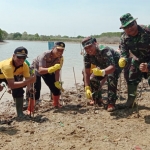 Danlanal Batuporon Letkol Laut (P) Teguh Wibowo (tiga dari kanan) beserta Kapolres Bangkalan AKBP Rama S. Putra (tiga dari kiri) saat menanam Pohon Magrove di Desa Tengket, Kec. Arosbaya.