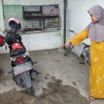 Korban curanmor saat menunjukkan lokasi motor saat diparkir.