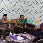 Sejumlah anggota dewan saat berada di RSUD Sampang untuk menanyakan hasil visum Mawar, korban pemerkosaan. Foto: Dok Komisi IV DPRD Sampang untuk BANGSAONLINE