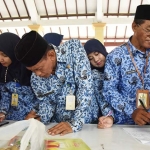 BAHAGIA: Sejumlah PNS Sidoarjo sedang antri mengambil SK kenaikan pangkat, di Pendopo Delta Wibawa, Senin (25/3). foto: ist