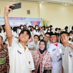 Wali Kota Mojokerto, Ita Puspitasari saat bersama para pelajar di Kota Mojokerto.