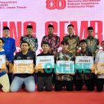 Ketua Ponpes Wali Barokah, KH. Sunarto; Ketua DPD LDII Kota Kediri, Agung Riyanto; Kepala Kantor Kemenag Kota Kediri, H. A Zamroni; Wakil Ketua DPRD Kota Kediri, Sudjono Teguh Widjaja; dan Kabag Kesra Pemkot Kediri, Ahmad Zainuddin, bersama para juara 1 beberapa lomba. Foto: MUJI HARJITA/BANGSAONLINE