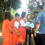 Danial Cs, saat merekonstruksi adegan-adegan saat dirinya membegal pasangan kekasih. foto: dendi martoni/BANGSAONLINE