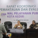 Kepala DPMPTSP sekaligus Koordinator Penyelenggaraan MPP Kota Kediri, Edi Darmasto, saat menyampaikan paparan. Foto: Ist