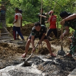 Satgas TMMD ke-113 Kodim 0829/Bangkalan tahun 2022  saat gotong royong bersama masyarakat Desa Gangsean, Kecamatan Sepulu.