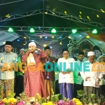 Ketua DPRD Kabupaten Pasuruan, Sudiono Fauzan, bersama tokoh masyarakat ketika memperingati 16 tahun penembakan di Alastlogo. Foto: AHMAD FUAD/BANGSAONLINE