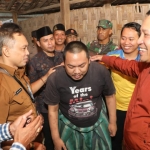 Bupati Sampang, Slamet Junaidi, saat melepas Zaini dari pemasungan beberapa waktu lalu