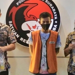 Tersangka saat diapit petugas dari Satresnarkoba Polrestabes Surabaya.