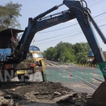 Salah satu titik jalan nasional di Desa/Kecamatan Bandar Kedungmulyo, Kabupaten Jombang masih diperbaiki, Minggu (18/6/2017). foto: ROMZA/ BANGSAONLINE