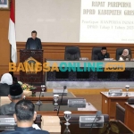 Ketua Komisi I DPRD Gresik, Muchamad Zaifudin, saat membacakan Ranperda inisiatif prakarsa Komisi I. Foto: SYUHUD/BANGSAONLINE