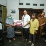 Proses penyaluran bantuan sosial oleh Pemkot Mojokerto kepada Lansia kurang mampu secara door to door