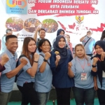 Lia Istifhama melaunching Program Nawa Tirta usai pengukuhan pengurus DPC Forum Indonesia Bersatu (FIB) Surabaya dan Deklarasi Bhinneka Tunggal Ika di Atrium Ciputra World, Senin (9/9) malam. foto: DIDI ROSADI/ BANGSAONLINE