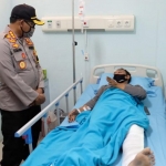 Kapolresta Sidoarjo Kombes Pol. Sumardji mengunjungi Bripka Romi di Rumah Sakit Bhayangkara Pusdik Sabhara Porong.