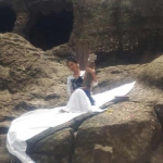 Ayu Laksmi, seniman asal Bali saat perform di kawasan obyek wisata Goa Selomangleng.