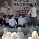 Tangkapan layar saat Bupati Gresik Sambari Halim Radianto sambutan di acara sarapan bareng "Sego Krawu" di Posko Pemenangan pasangan QA (Qosim-Alif) pada Minggu (6/9), yang kini viral di kalangan masyarakat Gresik. foto: ist/ bangsaonline.com