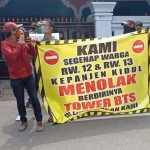 Aksi unjuk rasa warga Jalan Melati Gang 2 Kelurahan/Kecamatan Kepanjen Kidul, Kota Blitar, Jumat (20/11/2020). (foto: ist)
