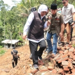 Gubernur Jawa Timur, Khofifah Indar Parawansa, saat meninjau dampak bencana longsor di Desa Sumurup, Kecamatan Bendungan, Trenggalek.