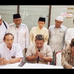 Pelaku yang menikahi kambing Saiful Arif, Nur Hudi Didin Arianto, pembuat konten Arif Saifullah, dan penghulu Gus Krisna disaksikan Ketua MUI dan para kiai saat mengucapkan taubat. foto: SYUHUD/ BANGSAONLINE