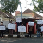 Aksi para jurnalis di Kediri saat membentangkan poster di depan Kantor AJI Kediri. (foto: ist)
