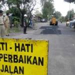 DITAMBAL: Perbaikan jalan rusak yang dilakukan PU Bina Marga Sidoarjo di ruas jalan Bulang-Prambon, beberapa bulan lalu. foto: ilustrasi/ MUSTAIN/ BANGSAONLINE