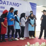 Bupati Kediri, Hanindhito Himawan Pramana, saat berdialog dengan beberapa karyawan pabrik rokok di Pare. Foto: Ist