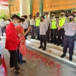 Aksi GMNI saat tabur bunga di depan Gedung Pemkab Bangkalan, sebagai simbol mati surinya kepemimpinan Bupati R. Abdul Latif Imron. foto: AHMAD FAUZI/ BANGSAONLINE