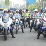 Tampak pasukan gabungan yang terdiri dari PM, Pomal dan Provost Polres Bangkalan berada di depan rombongan konvoi.