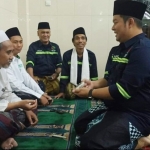 Ketua Gerakan Bakti Subuh, dr. Sukma Sahadewa berdialog dengan Rais Syuriah PCNU Kota Surabaya, KH. Mas Sulaiman Nur di masjid Attaqwa, HR. Muhammad, Surabaya. foto: istimewa