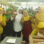 Khofifah saat bersama pekerja. foto: SOFFAN S/BANGSAONLINE
