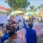 Massa mahasiswa dan PKL saat menggelar aksi di Kantor Pemkab Tuban