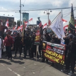 Ratusan massa yang tergabung dalam Aliansi Anak Bangsa saat demo di depan gedung DPRD Jember.