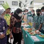 Ketua TP PKK Kota Kediri Ferry Silviana Abdullah Abu Bakar (berhijab hitam) saat mengecek bekal para siswa sebelum dimakan bersama. Foto: Ist.