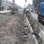 SEPI: Puluhan rumah toko di sepanjang jalan Gajahmada sepi akibat akses keluar masuk jalan poros ini dibuntu proyek pengerukan jalan. foto: YUDI EP/ BANGSAONLINE