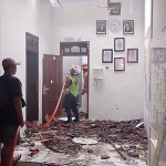 Petugas BPBD saat memadamkan api di Kantor Unit Permodalan Nasional Madani (PNM) Mekaar Syariah di Trowulan, Mojokerto, Senin (24/6/2024). Foto: Dok. Polsek Trowulan.