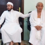 Dr. Sayyid Alawy bin Abbas memegang Dr KH Asep Saifuddin Chalim saat memberi sambutan. foto: bangsaonline.com
