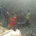 Korban ketika dievakuasi petugas. foto: GUNAWAN/ BANGSAONLINE