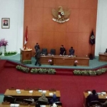 Sidang paripurna DPRD yang mengagendakan penyampaian nota bupati terkait dua draft Raperda. foto: ist.