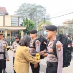 Pj Wali Kota Kediri saat memasang tanda pada lengan petugas secara simbolis. Foto: Ist