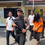 EW, tersangka korupsi BPR Artha Praja Kota Blitar saat hendak dijebloskan ke tahanan.