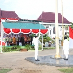 Dandim 0811 Tuban, Letkol Infanteri Nur Wicahyanto menjadi inspektur upacara dalam peringatan  Harkitnas Ke-110 di alun-alun, Senin (21/05).