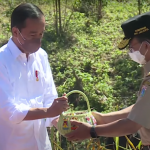  Gubernur DKI Jakarta, Anies Baswedan saat menyerahkan tanah dan air ke Presiden Jokowi di Ritual Kendi Nusantara.  Anies Baswedan menjadi gubernur pertama yang menyarahkan air dan tanah pada ritual kendi IKN. Anies membawa tanah dari Kampung Akuarium /Foto: pikiran rakyat